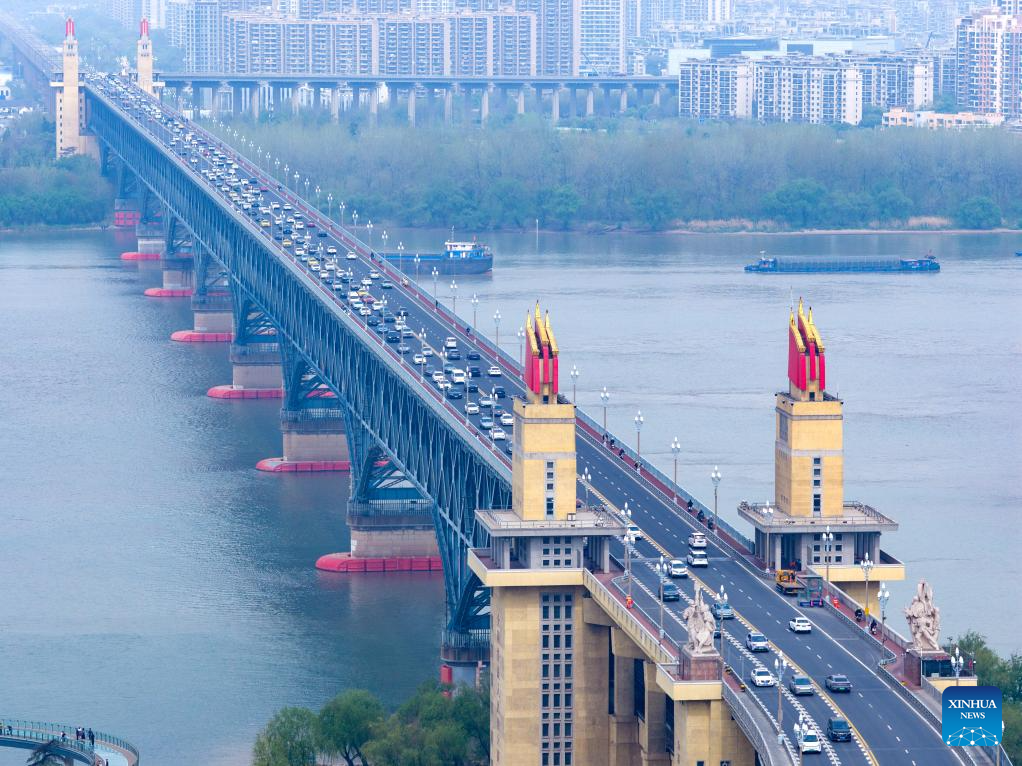 Foto dron yang diambil pada 6 April 2026 ini menunjukkan kenderaan di Jambatan Sungai Yangtze Nanjing di provinsi Jiangsu, timur China. (Xinhua/Yang Suping)
