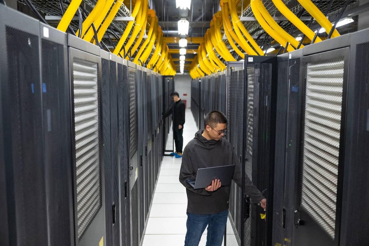 Jurutera memeriksa pusat data Internet di sebuah kemudahan pengkomputeran antarabangsa di Changji, wilayah autonomi Uygur Xinjiang, barat laut China. (Foto/He Long)