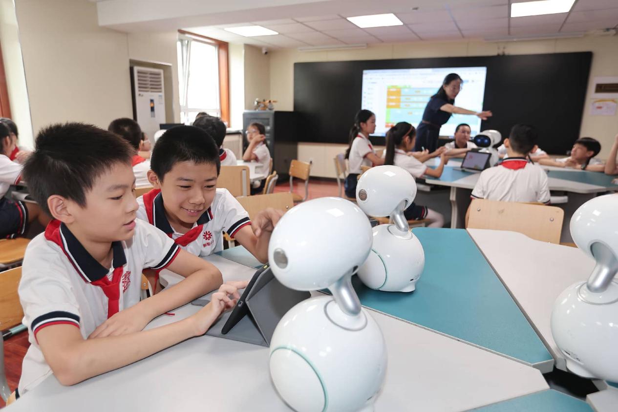 Pelajar menghadiri kelas pengetahuan AI asas di sebuah sekolah rendah di Tianjin, utara China. (Foto/Liu Dongyue)