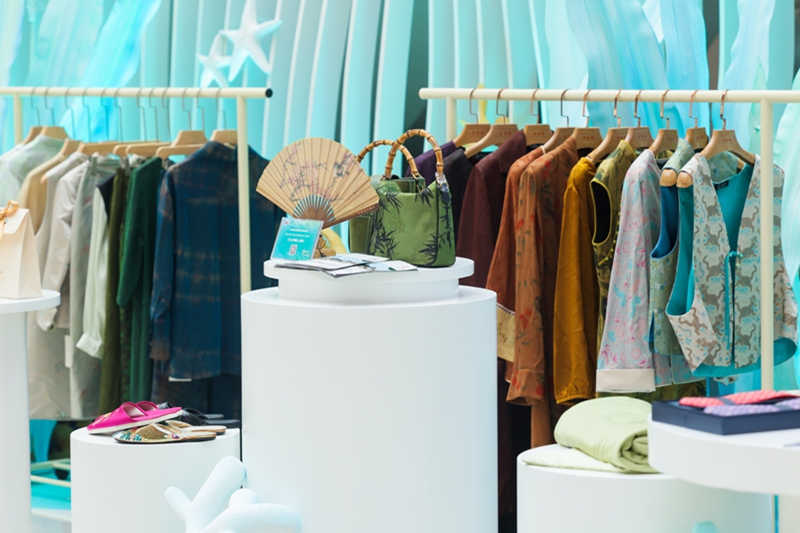 Pakaian dan aksesori keluaran Guangxi dipamerkan pada acara promosi. Foto ihsan penganjur.