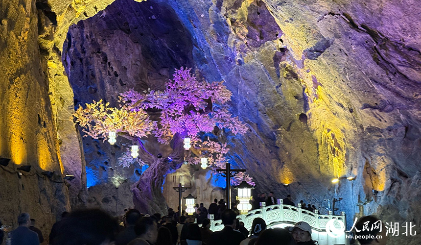 Pelancong melawat Gua Huangxian di Gunung Dahong, bandar Zhongxiang, provinsi Hubei, tengah China. (People's Daily Online/Zhou Tian)