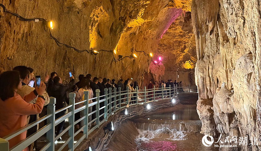 Pelancong melawat Gua Huangxian di Gunung Dahong, bandar Zhongxiang, provinsi Hubei, tengah China. (People's Daily Online/Zhou Tian)