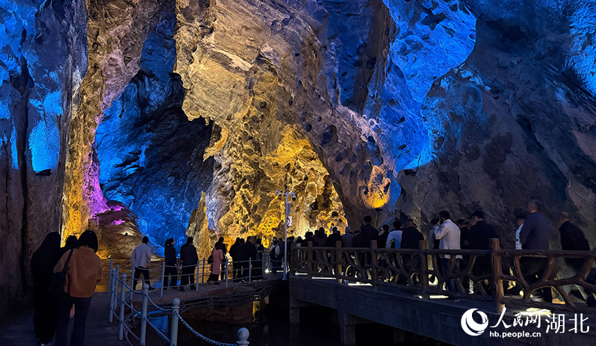 Foto menunjukkan pemandangan yang indah dan mengagumkan di Gua Huangxian di Gunung Dahong, bandar Zhongxiang, provinsi Hubei, tengah China. (Foto/You Di)