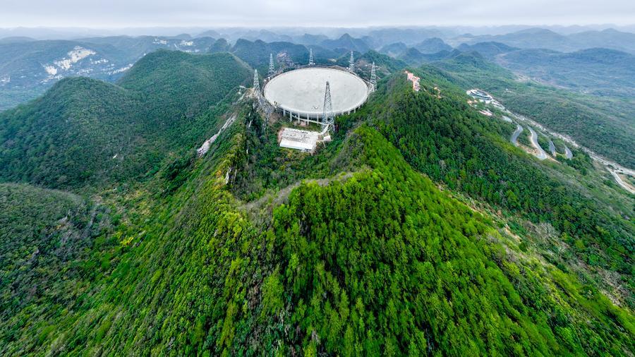 Foto panorama udara bertarikh 18 Februari 2025 menunjukkan Teleskop Radio Apertur Sfera Lima-ratus-meter (FAST) sedang disenggara di provinsi Guizhou, barat daya China. (Xinhua/Ou Dongqu)