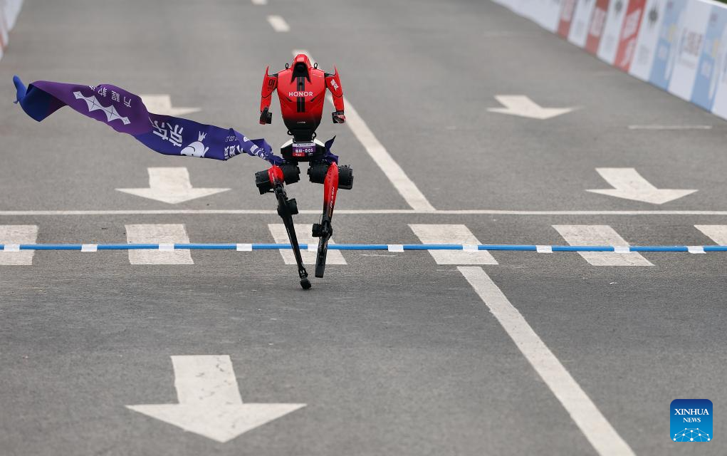 Robot manusia “Flash” yang mewakili Pasukan Pofengshandian dalam kategori kawalan jauh, melintasi garis penamat pada separuh maraton E-Town Beijing dan separuh maraton robot manusia di Kawasan Pembangunan Ekonomi-Teknologi Beijing di tenggara Beijing, China, 19 April 2026. (Xinhua/Zhang Chenlin)