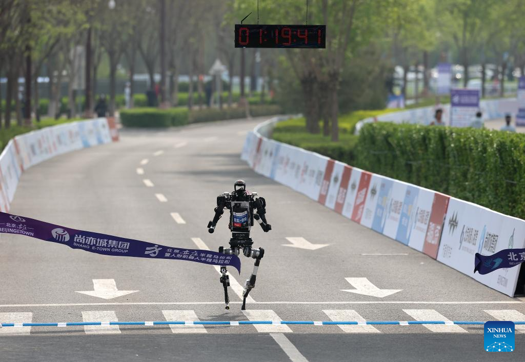 Robot manusia "Unitree H1" yang mewakili Pasukan Hang S Sai dalam kategori berautonomi, melintasi garis penamat pada separuh maraton E-Town Beijing dan separuh maraton robot manusia di Kawasan Pembangunan Ekonomi-Teknologi Beijing di tenggara Beijing, China, 19 April 2026. (Xinhua/Zhang Chenlin)