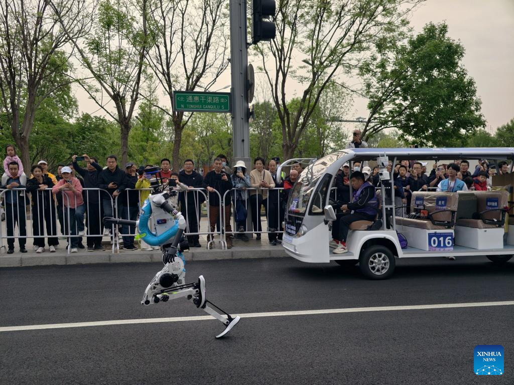 Robot manusia "Tiangong Ultra-2026" yang mewakili Pasukan Tianxiao dalam kategori berautonomi, berlari pada separuh maraton E-Town Beijing dan separuh maraton robot manusia di Kawasan Pembangunan Ekonomi-Teknologi Beijing di tenggara Beijing, China, 19 April 2026. (Xinhua/Ju Huanzong)