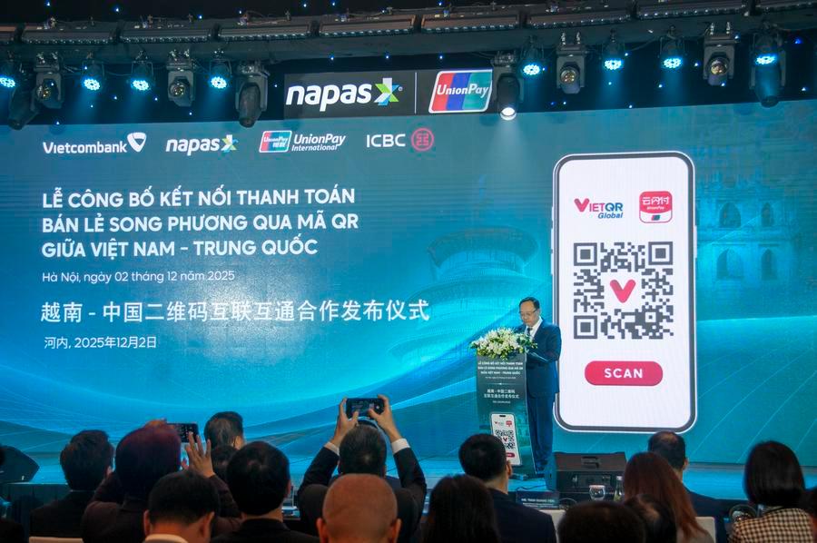 China dan Vietnam melancarkan perkhidmatan bayaran dua hala menggunakan kod QR di Hanoi, Vietnam, 2 Disember 2025. (Vu Trung Kien/Xinhua)