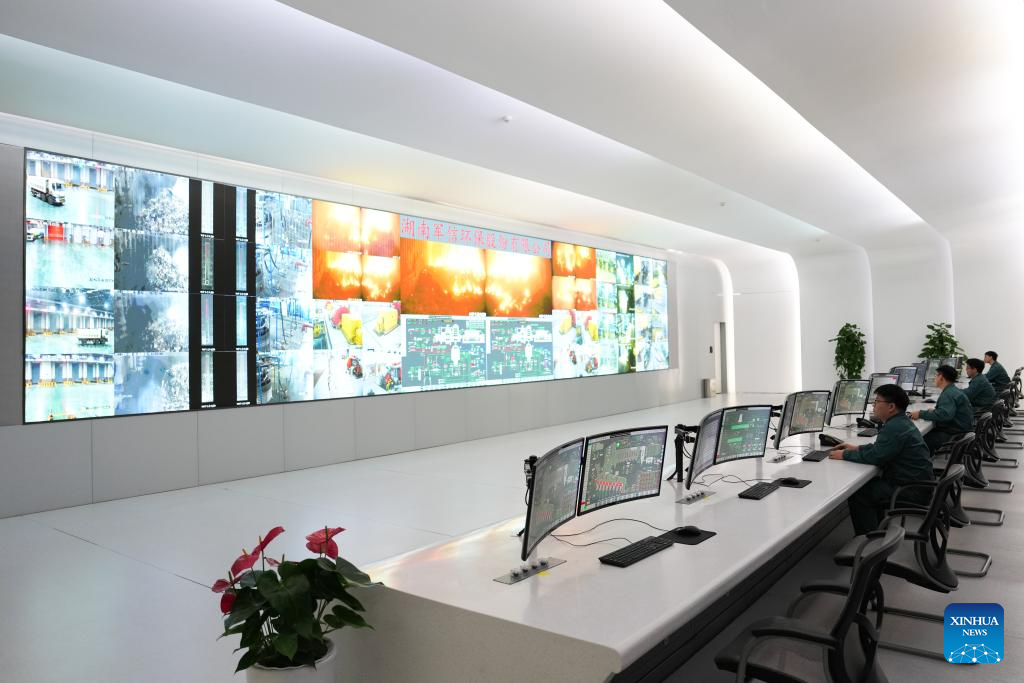 Kakitangan memantau operasi dari bilik kawalan pusat taman perlindungan alam sekitar Heimifeng di bandar Changsha, provinsi Hunan, tengah China, 22 April 2026. (Xinhua/Chen Zhenhai)