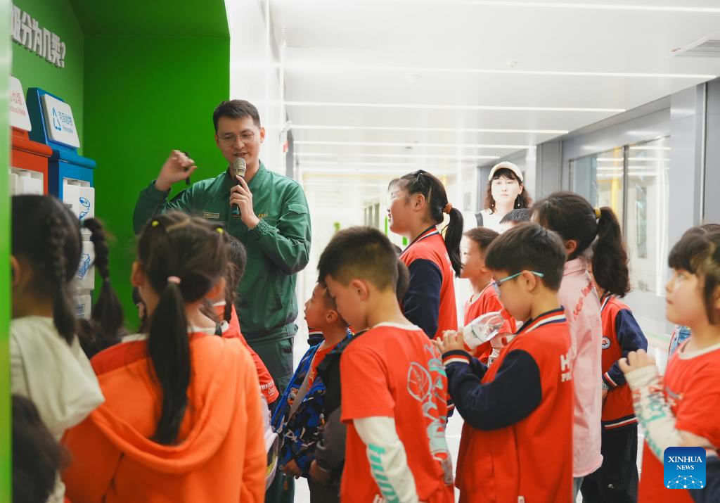 Foto fail menunjukkan rombongan pelajar ke taman perlindungan alam sekitar Heimifeng di bandar Changsha, provinsi Hunan, tengah China. (Xinhua)