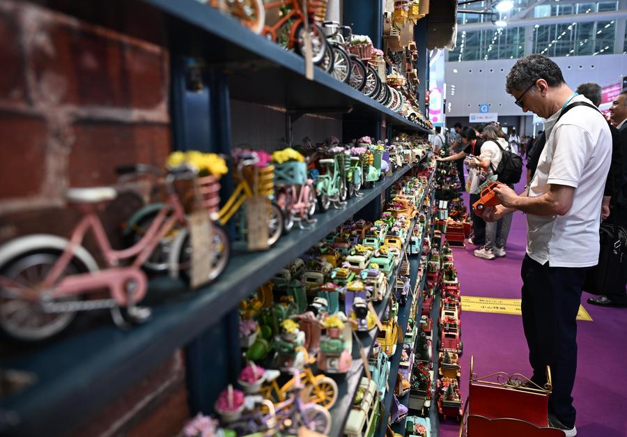 Seorang pembeli (kanan) melihat pameran pada edisi ke-139 Pameran Import dan Eksport China (Canton Fair) di Guangzhou, provinsi Guangdong, selatan China, 23 April 2026. (Xinhua/Deng Hua)