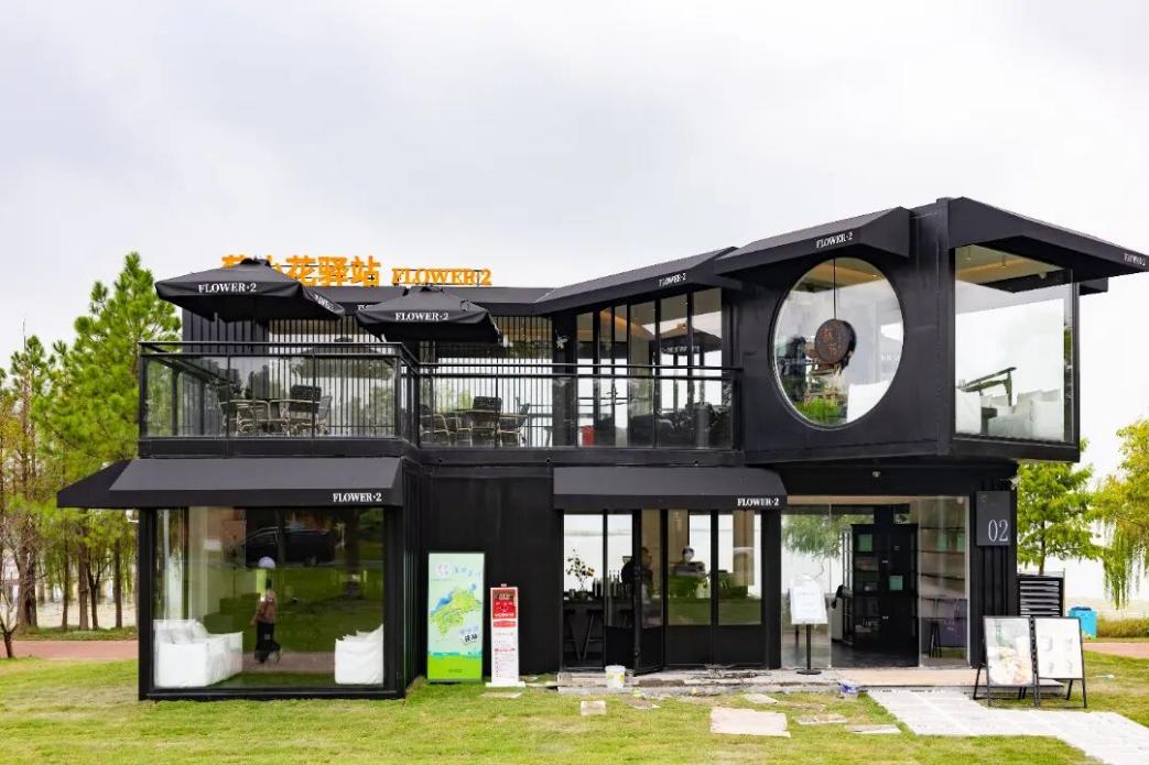 Foto menunjukkan sebuah kafe yang dibina daripada kontena khas di Suzhou, provinsi Jiangsu, timur China. (Foto daripada akaun rasmi Taihu New Town di WeChat)