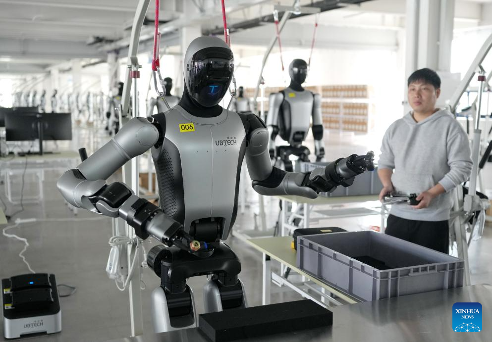 Seorang kakitangan pangkalan perindustrian robot pintar melatih sebuah robot di daerah Haigang di Qinhuangdao, provinsi Hebei, utara China, 28 April 2026. (Xinhua/Yang Shiyao)