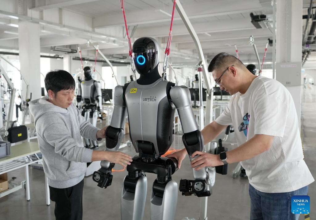 Seorang kakitangan pangkalan perindustrian robot pintar menyah pepijat robot di daerah Haigang di Qinhuangdao, provinsi Hebei, utara China, 28 April 2026. (Xinhua/Yang Shiyao)