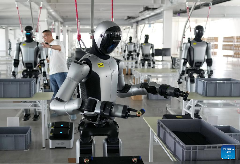 Seorang kakitangan pangkalan perindustrian robot pintar melatih sebuah robot di daerah Haigang di Qinhuangdao, provinsi Hebei, utara China, 28 April 2026. (Xinhua/Yang Shiyao)