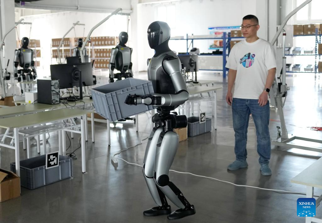 Seorang kakitangan pangkalan perindustrian robot pintar melatih sebuah robot di daerah Haigang di Qinhuangdao, provinsi Hebei, utara China, 28 April 2026. (Xinhua/Yang Shiyao)