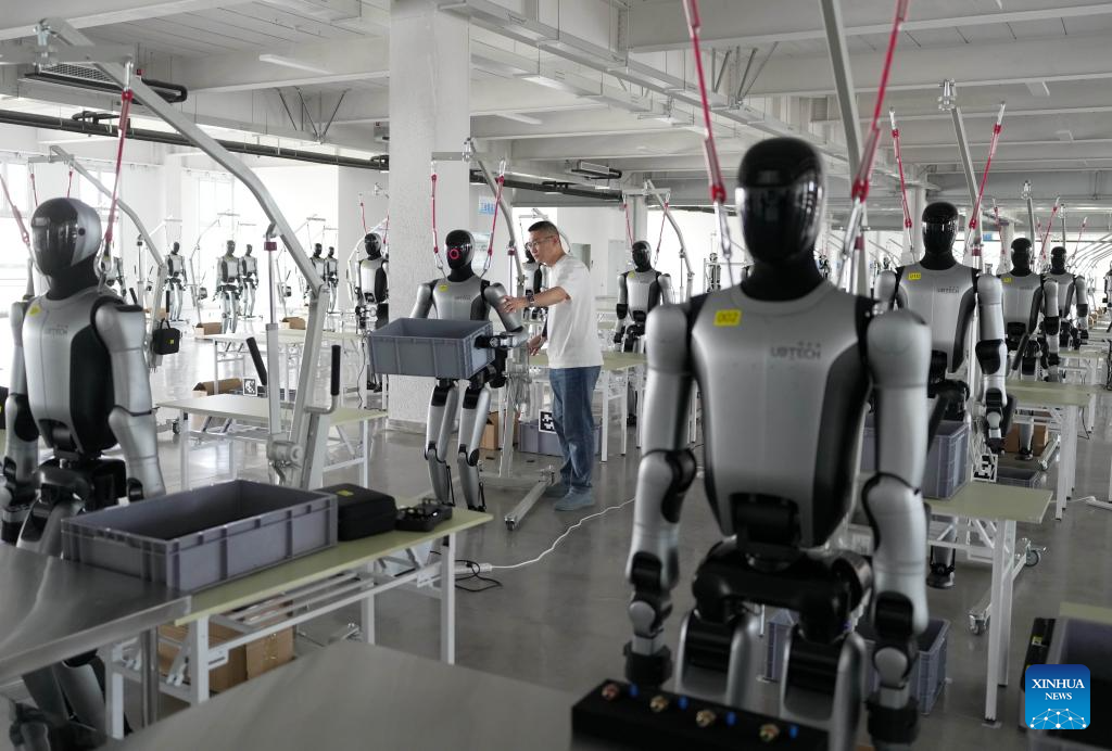 Seorang kakitangan pangkalan perindustrian robot pintar menyah pepijat robot di daerah Haigang di Qinhuangdao, provinsi Hebei, utara China, 28 April 2026. (Xinhua/Yang Shiyao)
