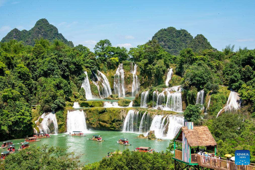 Pelancong melawat kawasan peranginan Air Terjun Detian di kaunti Daxin, bandar Chongzuo, wilayah autonomi Zhuang Guangxi, selatan China, 4 Mei 2026. (Zhao Jingwu/Xinhua)