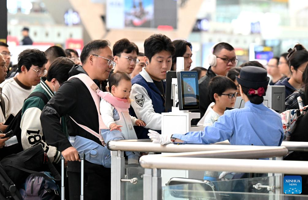 Penumpang mendaftar masuk di Stesen Kereta Api Shijiazhuang di provinsi Hebei, utara China, 5 Mei 2026. (Foto oleh Chen Qibao/Xinhua)