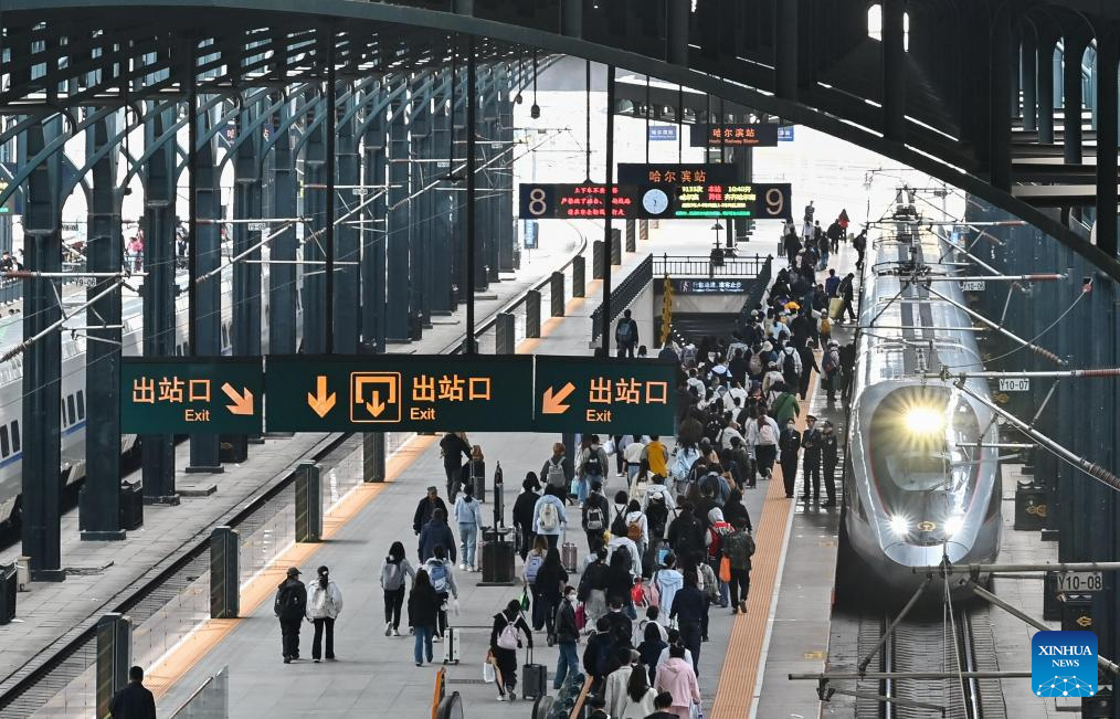 Penumpang membanjiri platform Stesen Kereta Api Harbin di provinsi Heilongjiang, timur laut China, 5 Mei 2026. (Foto oleh Yuan Yong/Xinhua)