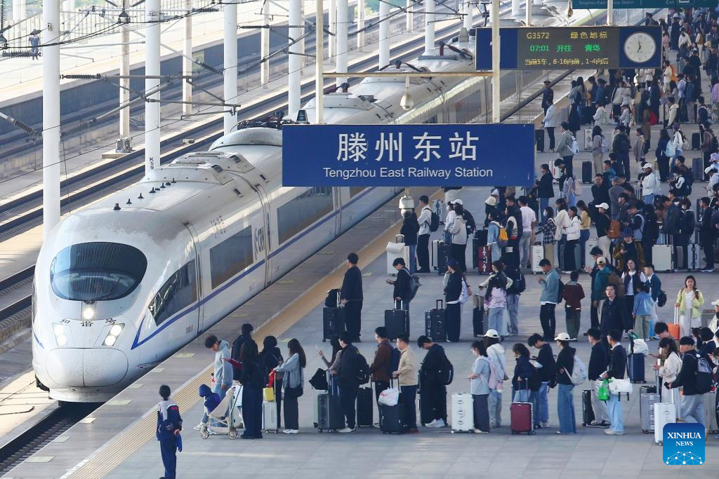 Penumpang menunggu untuk menaiki tren di Stesen Kereta Api Timur Tengzhou di provinsi Shandong, timur China, 5 Mei 2026. (Foto oleh Li Zhijun/Xinhua)