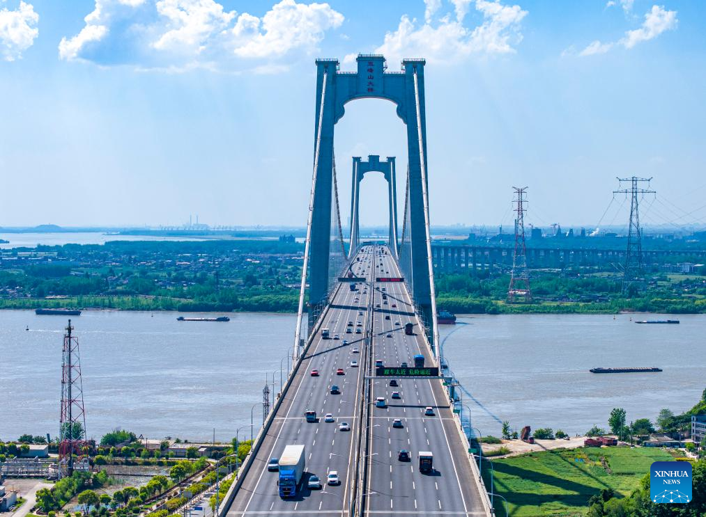 Foto dron yang diambil pada 5 Mei 2026 menunjukkan kenderaan di Jambatan Sungai Yangtze Wufengshan di Zhenjiang, provinsi Jiangsu, timur China. (Foto oleh Ren Fei/Xinhua)