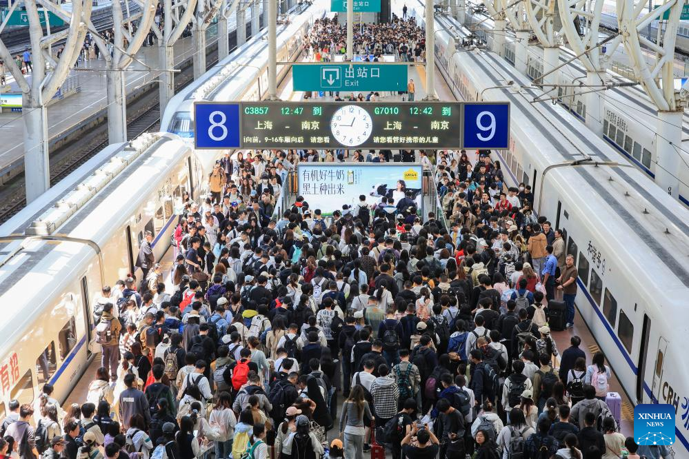 Penumpang membanjiri platform Stesen Kereta Api Nanjing di provinsi Jiangsu, timur China, 5 Mei 2026. (Foto oleh Su Yang/Xinhua) 