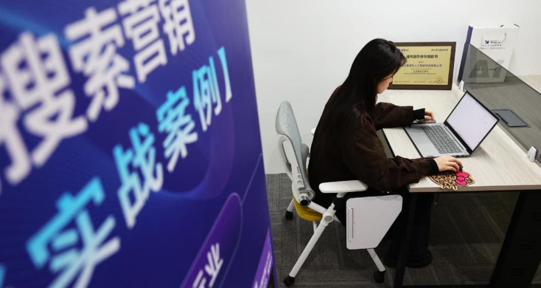 Seorang wanita bekerja di pejabat sebuah komuniti OPC di Lianyungang, provinsi Jiangsu, timur China. (Foto/Geng Yuhe)