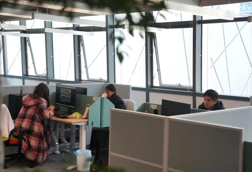 Usahawan bekerja di sebuah komuniti OPC di Beijing. (Foto/China Electronics News)