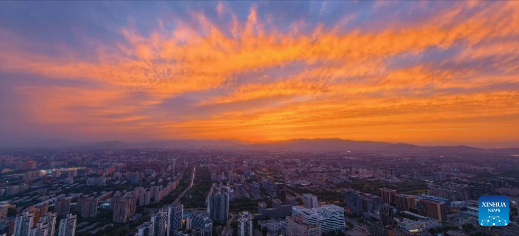 Foto yang diambil pada 6 Mei 2026 ini memaparkan pemandangan ibu kota China, Beijing, bermandikan cahaya mentari senja. (Wang Junfeng/Xinhua)