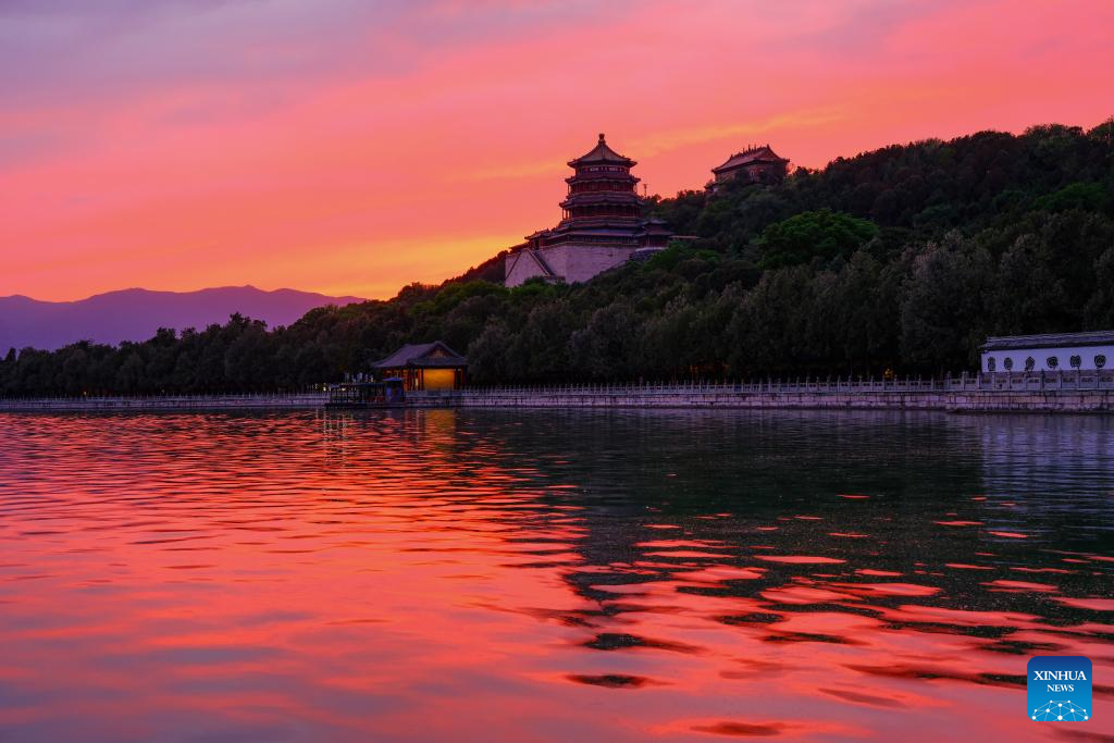 Foto yang diambil pada 6 Mei 2026 ini memaparkan pemandangan Summer Palace di ibu kota China, Beijing, ketika matahari terbenam. (Xinhua/Chen Yehua)