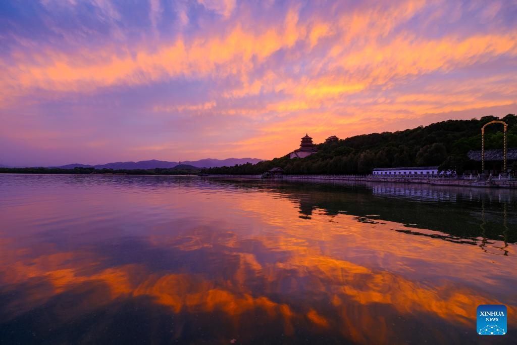 Foto yang diambil pada 6 Mei 2026 ini memaparkan pemandangan Summer Palace di ibu kota China, Beijing, ketika matahari terbenam. (Xinhua/Chen Yehua)