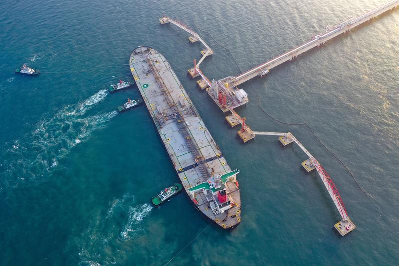 Foto dron menunjukkan sebuah kapal membawa 179,000 tan bahan mentah petrokimia di Pelabuhan Yangpu, Danzhou, provinsi Hainan, selatan China, 18 Disember 2025. (Foto/Xinhua)
