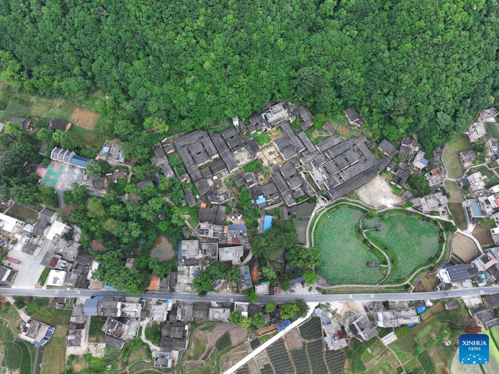 Foto dron pada 9 Mei 2026 menunjukkan kediaman purba di kampung Baojing di Yongzhou, provinsi Hunan, tengah China. (Xinhua/Zhao Zhongzhi)