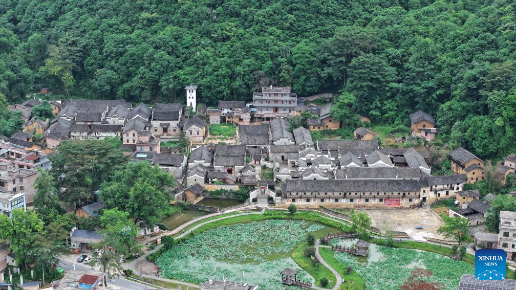 Foto dron pada 9 Mei 2026 menunjukkan kediaman purba di kampung Baojing di Yongzhou, provinsi Hunan, tengah China. (Xinhua/Zhao Zhongzhi)