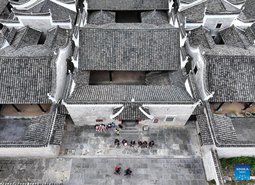 Foto dron pada 9 Mei 2026 menunjukkan kediaman purba di kampung Baojing di Yongzhou, provinsi Hunan, tengah China. (Xinhua/Zhao Zhongzhi)