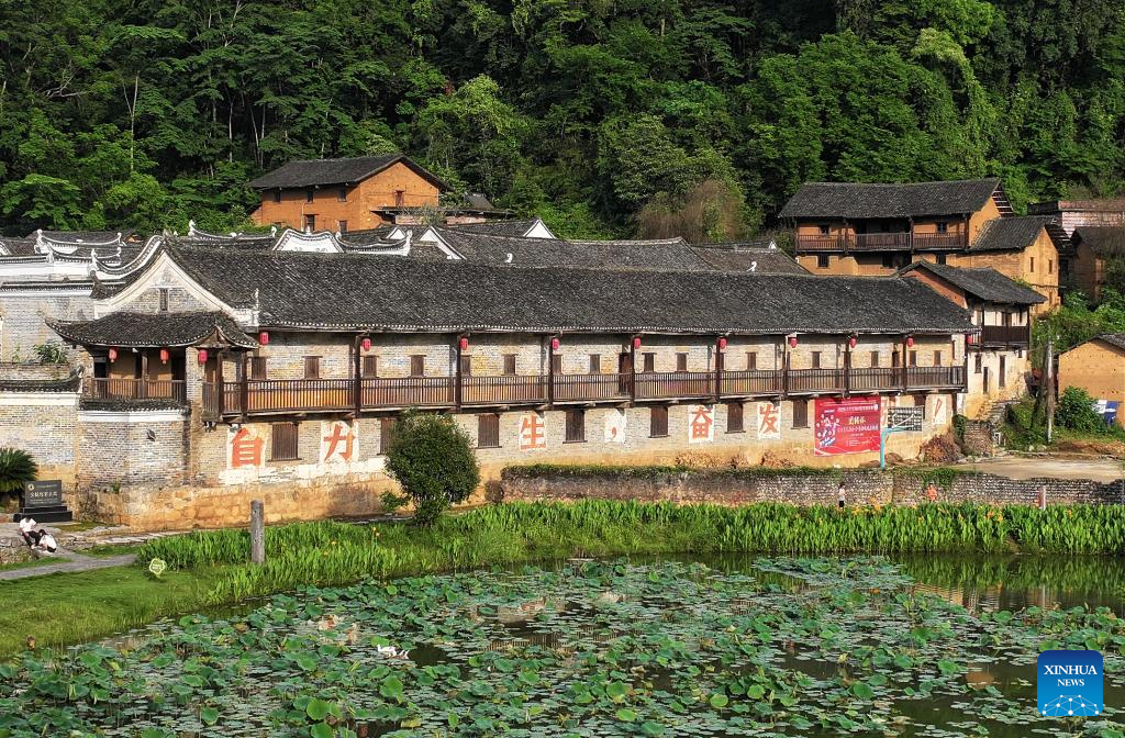 Foto dron pada 9 Mei 2026 menunjukkan kediaman purba di kampung Baojing di Yongzhou, provinsi Hunan, tengah China. (Xinhua/Zhao Zhongzhi)