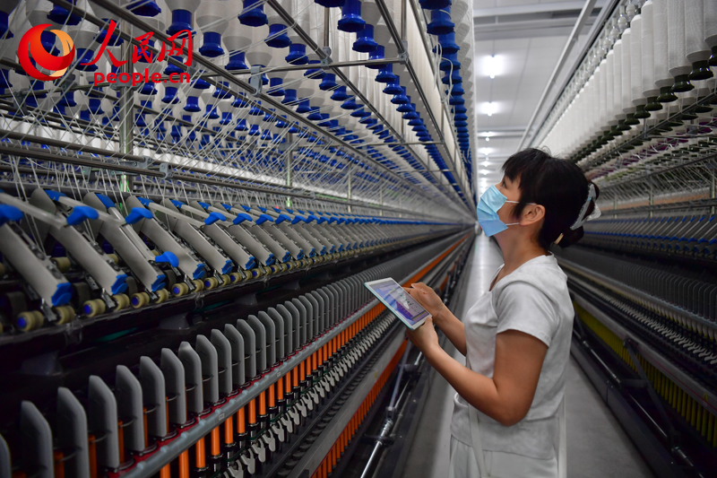Seorang pekerja bekerja di bengkel memintal benang Wetex Group di kaunti Yudu, provinsi Jiangxi, timur China. (People's Daily Online/Shi Yu)