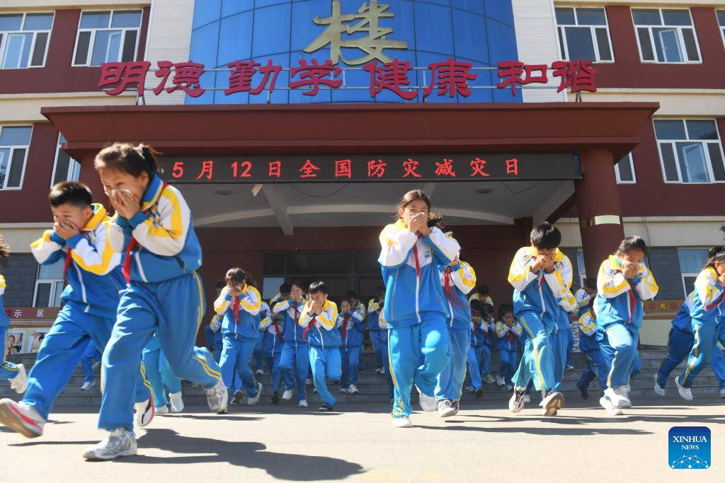 Para pelajar mengambil bahagian dalam latih tubi pemindahan kecemasan kebakaran di bandar Xinle, Shijiazhuang, provinsi Hebei, utara China, 11 Mei 2026. (Jia Minjie/Xinhua)