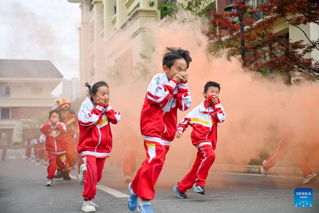 Para pelajar mengambil bahagian dalam latih tubi pemindahan kecemasan di bawah bimbingan bomba di Guiyang, provinsi Guizhou, barat daya China, 11 Mei 2026. (Yuan Fuhong/Xinhua)