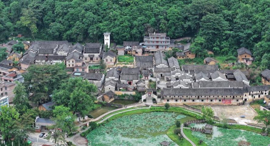 Kediaman Purba di Kampung Baojing, Hunan