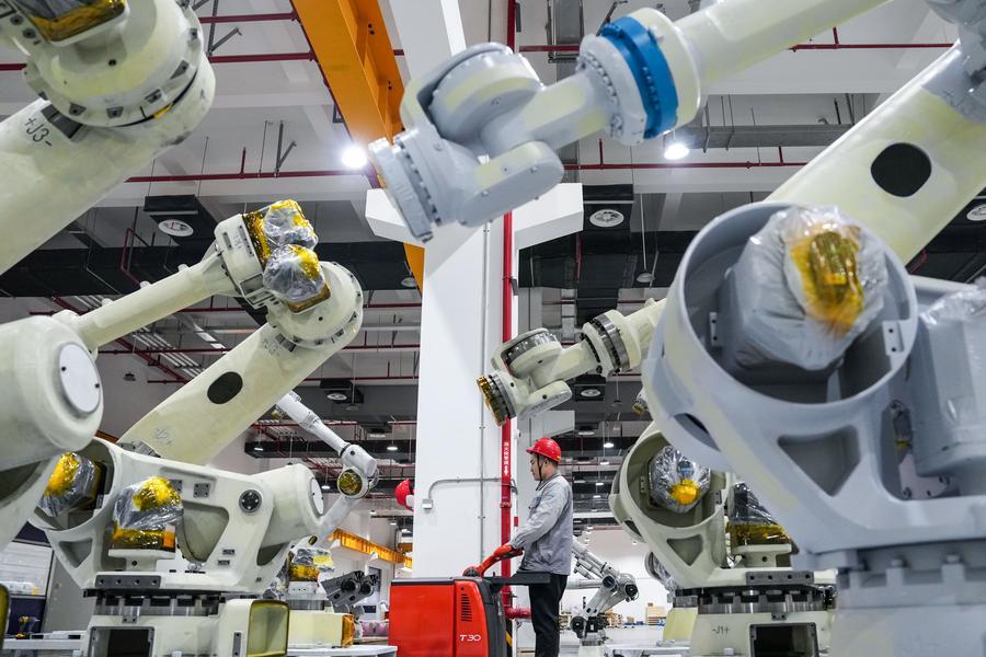 Seorang pekerja bertugas di barisan pengeluaran sebuah bengkel Inovance Group di daerah Jiangning, Nanjing, provinsi Jiangsu, timur China, 17 Mac 2026. (Xinhua/Li Bo)