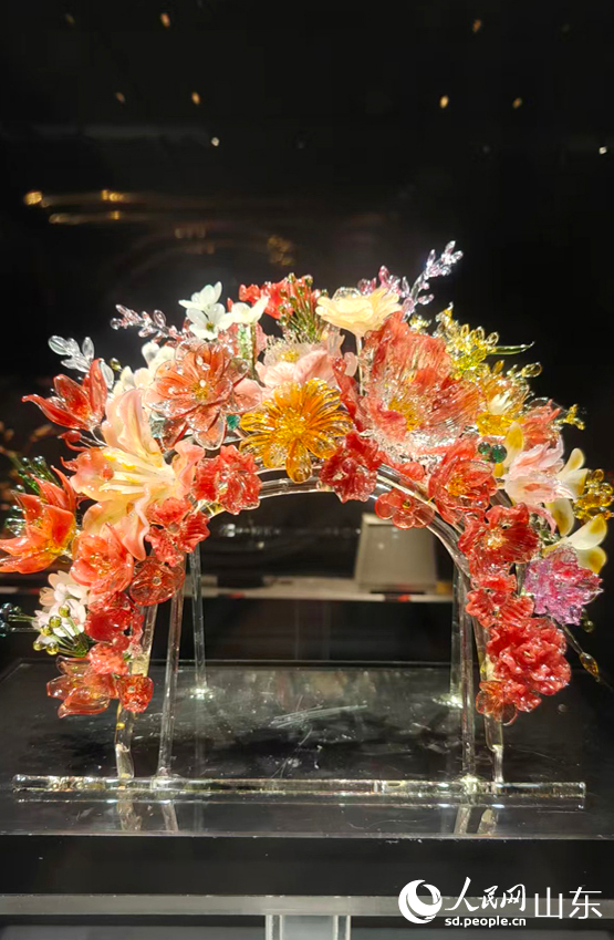 Foto menunjukkan sebuah karya seni sepuh berwarna di Muzium Seramik dan Kaca China di Muzium Seramik dan Kaca China di Zibo, provinsi Shandong, timur China. (People's Daily Online/Song Cui)