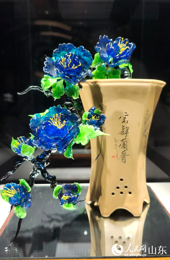 Foto menunjukkan sebuah karya seni sepuh berwarna di Muzium Seramik dan Kaca China di Muzium Seramik dan Kaca China di Zibo, provinsi Shandong, timur China. (People's Daily Online/Song Cui)