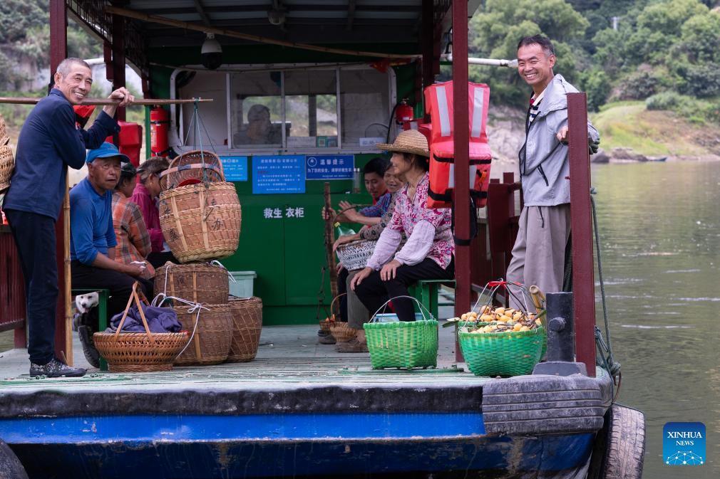 Petani menaiki bot untuk menjual lokuat di pasar di kampung Zhangtan, kaunti Shexian, bandar Huangshan di provinsi Anhui, timur China, 21 Mei 2026. (Foto oleh Zhang Duan/Xinhua)