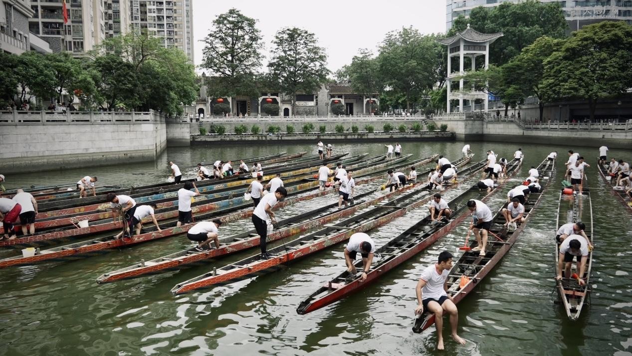 Upacara membangunkan bot naga di kampung Liede. (People's Daily Online/Wu Yuyangyang)