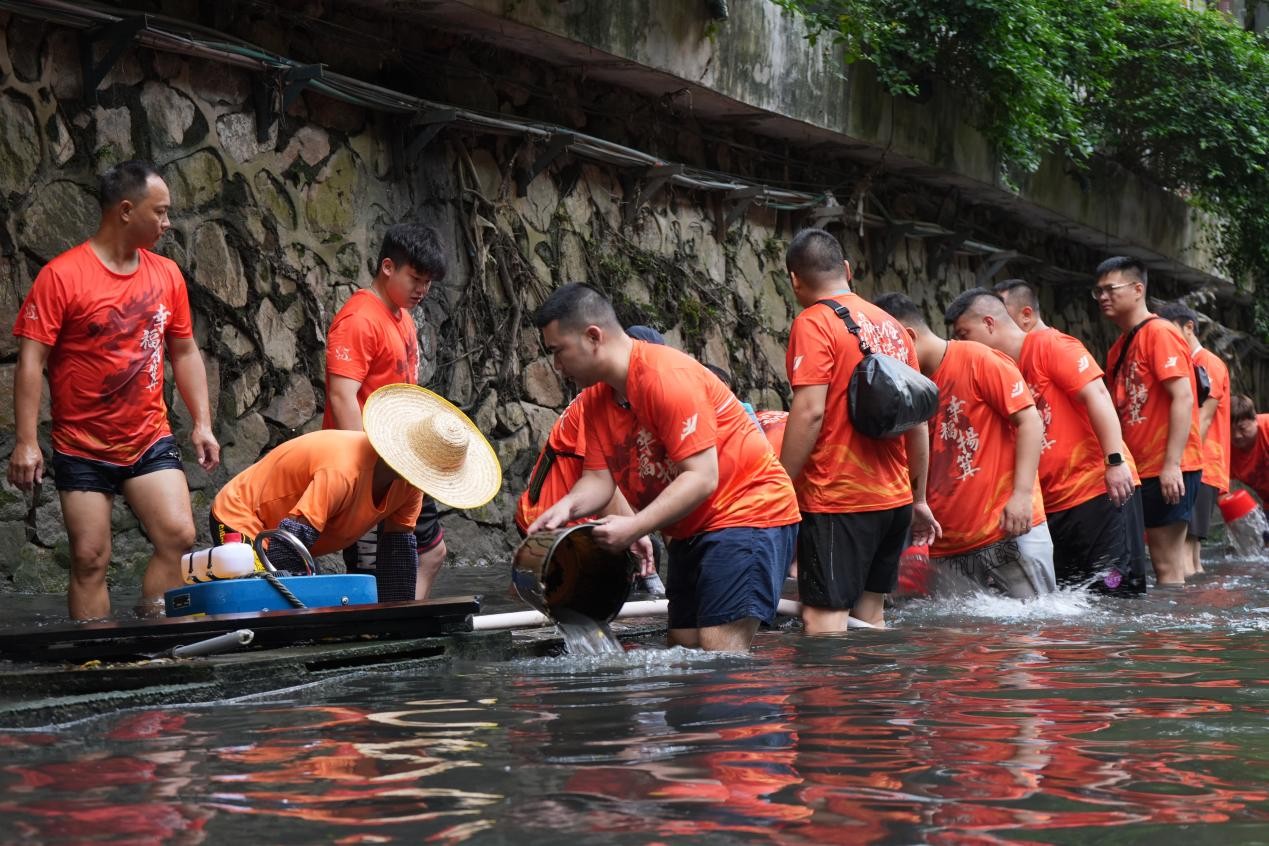 Upacara membangunkan bot naga di kampung Yangji. (People's Daily Online/Han Yuxuan)