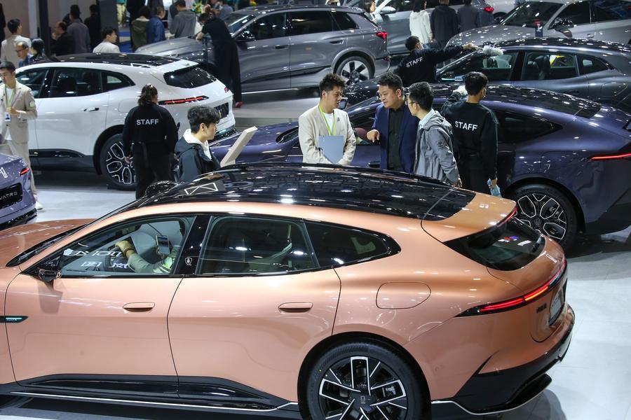 Orang ramai melawat sebuah pameran kereta di Jinan, provinsi Shandong, timur China, 10 April 2026. (Foto oleh Hao Xincheng/Xinhua) 
