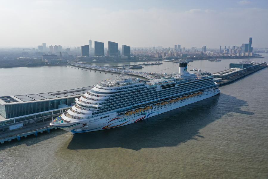 Foto dron pada 1 Januari 2024 menunjukkan kapal persiaran raksasa Adora Magic City di Terminal Persiaran Antarabangsa Wusongkou Shanghai, timur China. (Xinhua/Ding Ting)