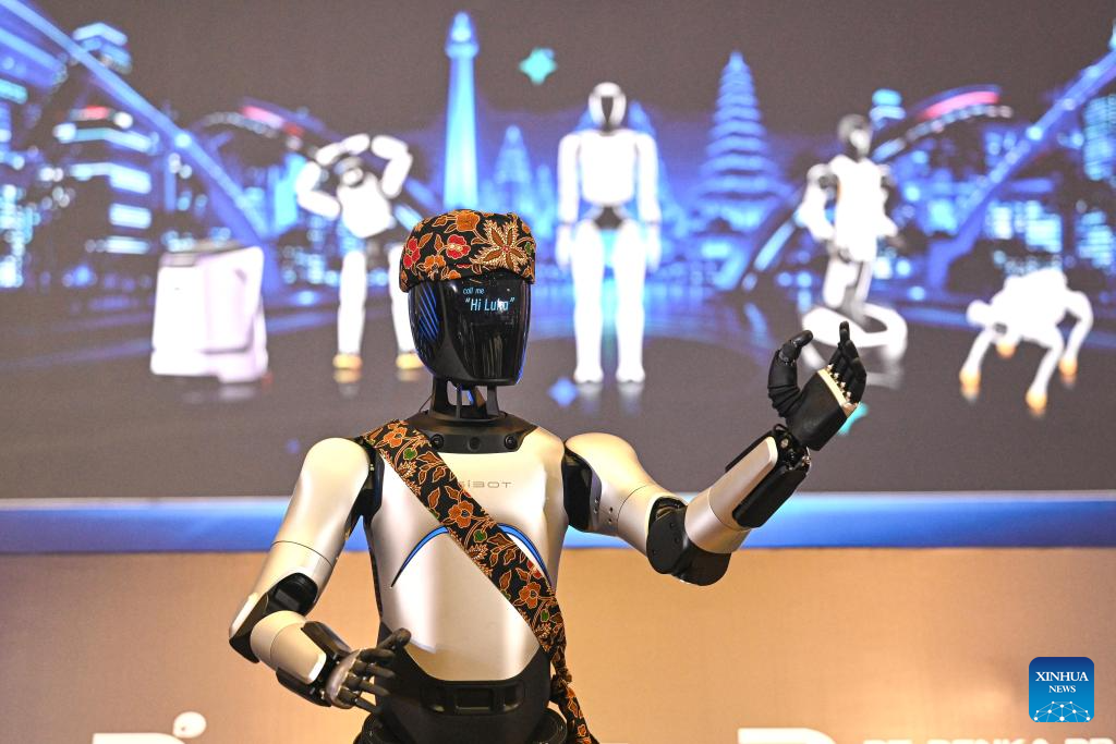 Sebuah robot manusia membuat persembahan pada satu persidangan rakan kongsi oleh syarikat China AGIBOT di Jakarta, Indonesia, 9 Jun 2026. (Xinhua/Agung Kuncahya B.)